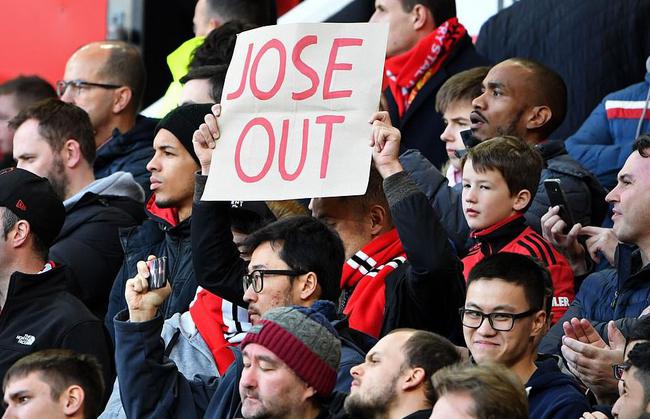 球迷打出穆帅下课标语