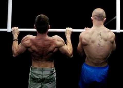 “锻炼背部必做的五个健身动作”的第4张图片