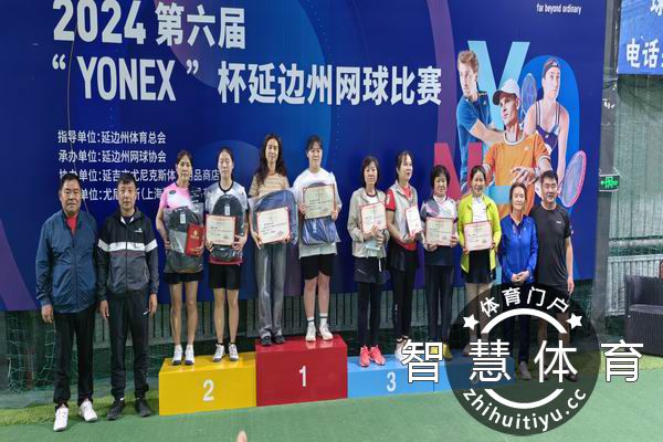 22、女双组前三名运动员跟州网协领导合影.jpg