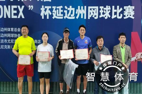 25、男双B组前三名运动员合影.jpg